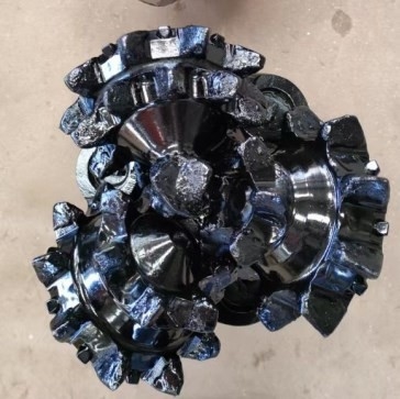 Iadc217 Steel Tooth Tricone Rock Bit لتعدين خام كربيد الحجر الجيري الناعم