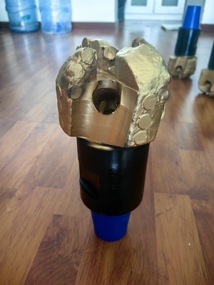 127mm Pdc حفر الصخرة قطعة 4 شفرة مع 2 3/8 REG جسم الصلب الصلب